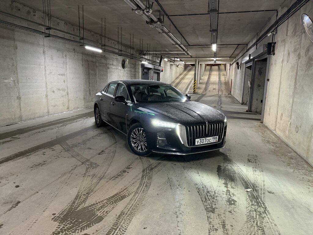 Hongqi H5 с включёнными фарами в подземном паркинге